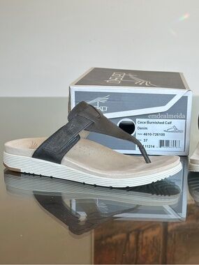 Dansko Cece Burnished Calf Denim Flip Flops Sandals Size 37 4610-726100 11214